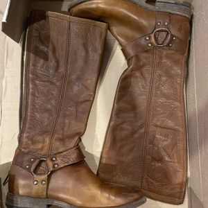 8.5 Frye Phillip Harness Tall - Cognac